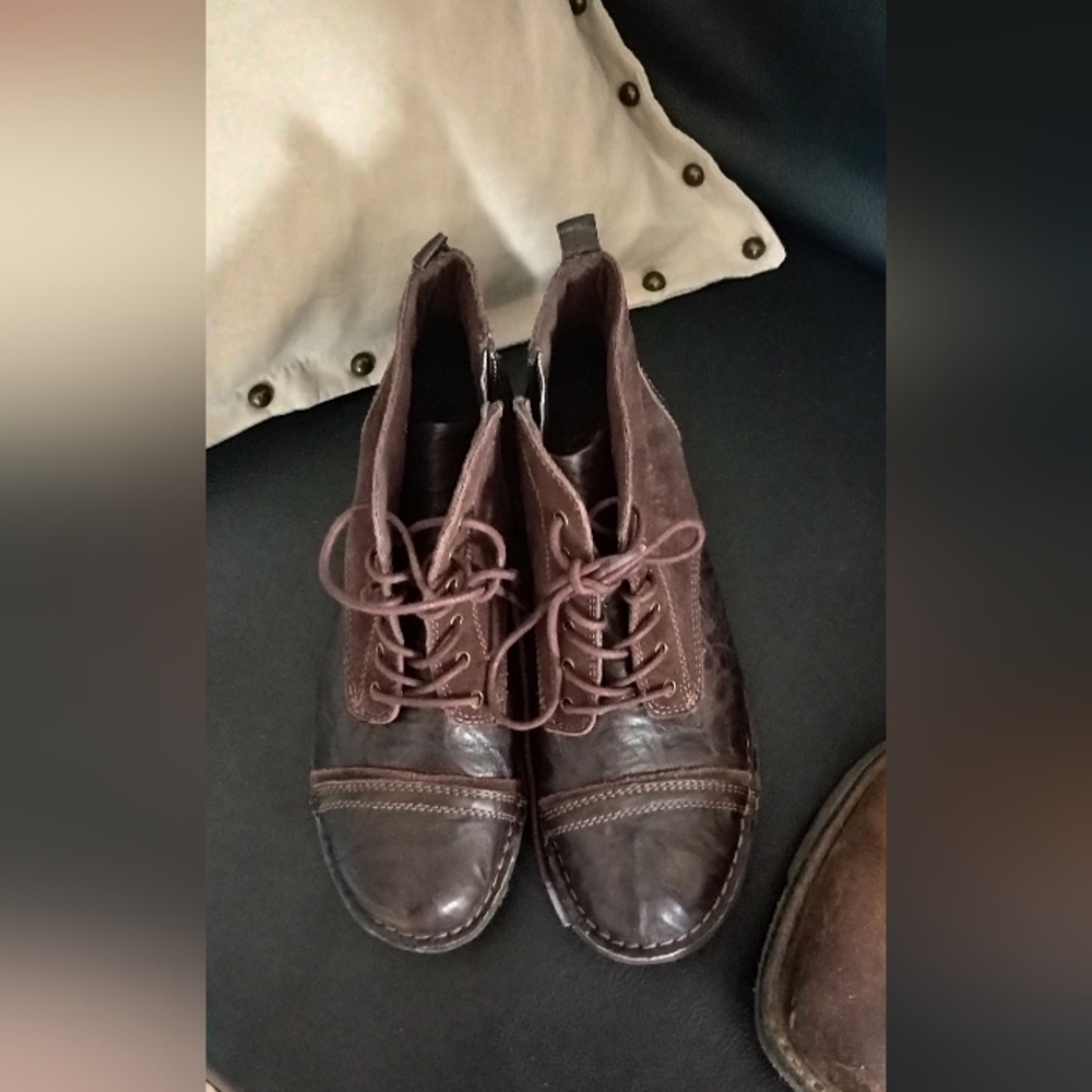 Nearly New Clark Whistle watch  Ankle boot